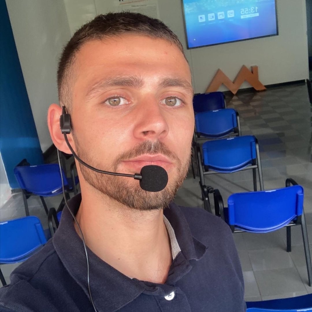 Tommaso Bolognesi durante un intervento da speaker a un evento di marketing